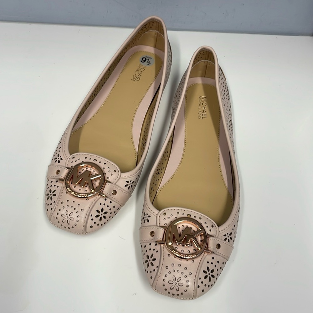 MICHAEL KORS. Woman’s ballerina flats.  Leather light creamy pink authentic 9.5